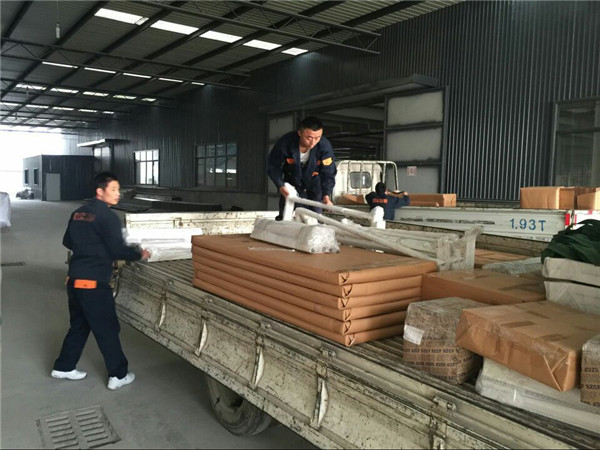 办公家具板材及组件分类打包装车-香蕉成人在线网站欧迪办公家具