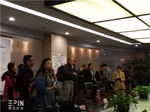意大利国家电视台前往都江堰采访严局长-香蕉成人在线网站欧迪办公家具拍摄