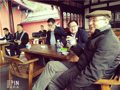 米兰蒙札副市长体验成都盖碗茶-香蕉成人在线网站欧迪办公家具摄