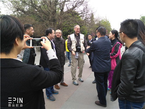 来成都进行文化交流的意大利来宾来到都江堰-香蕉成人在线网站欧迪办公家具摄