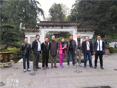 意大利来宾与成都陪同人员合影-香蕉成人在线网站欧迪办公家具摄