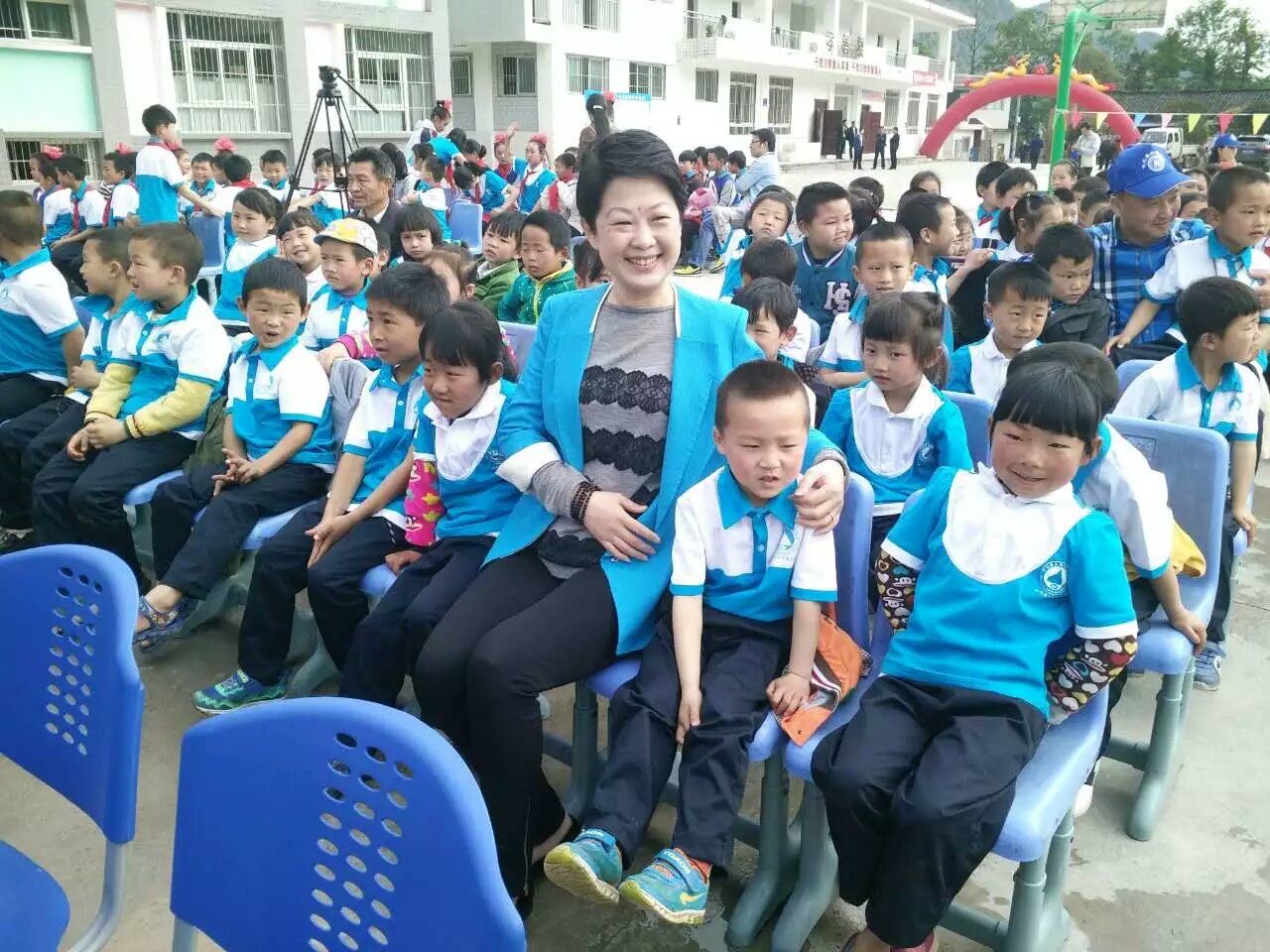 “灾后重建 精准扶贫 春暖童心”-香蕉成人在线网站欧迪办公家具在行动！