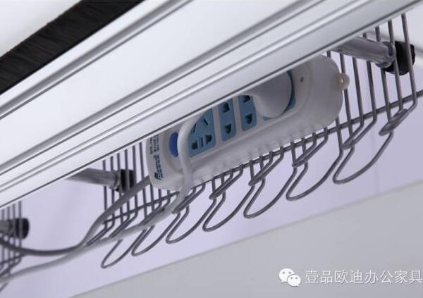 简单3招，摆脱办公桌下各种电源线杂乱困扰？