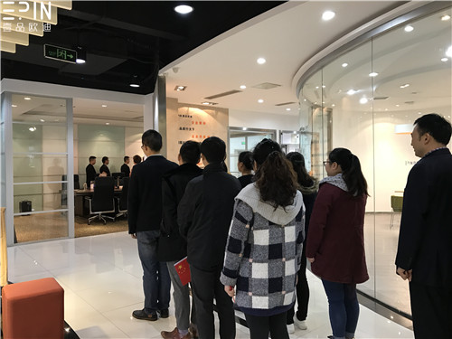 现代办公家具公司香蕉成人在线网站欧迪的员工大会是这个样子的