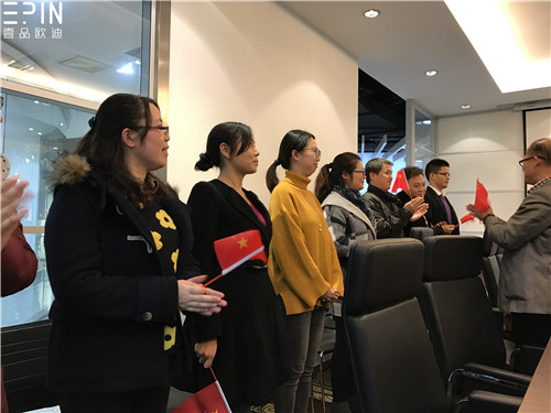 现代办公家具公司香蕉成人在线网站欧迪的员工大会是这个样子的