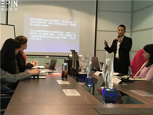 现代办公家具公司香蕉成人在线网站欧迪的员工大会是这个样子的