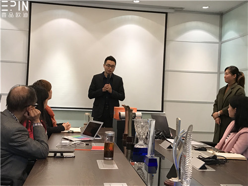 现代办公家具公司香蕉成人在线网站欧迪的员工大会是这个样子的