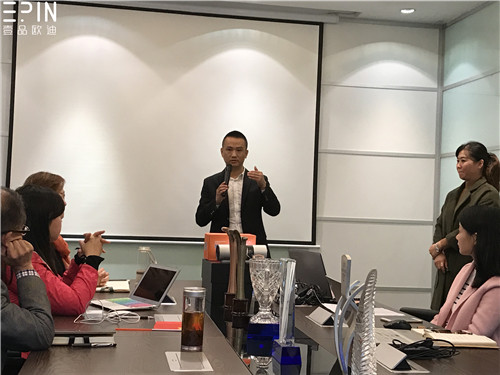 现代办公家具公司香蕉成人在线网站欧迪的员工大会是这个样子的