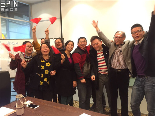 现代办公家具公司香蕉成人在线网站欧迪的员工大会是这个样子的