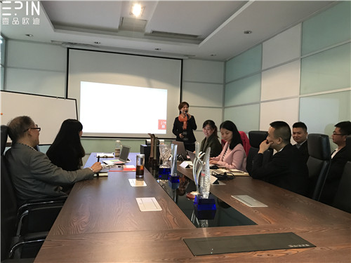 现代办公家具公司香蕉成人在线网站欧迪的员工大会是这个样子的