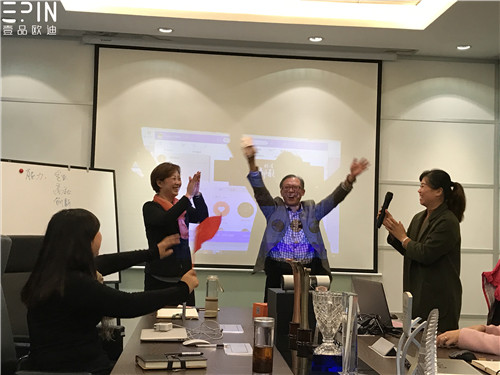 现代办公家具公司香蕉成人在线网站欧迪的员工大会是这个样子的