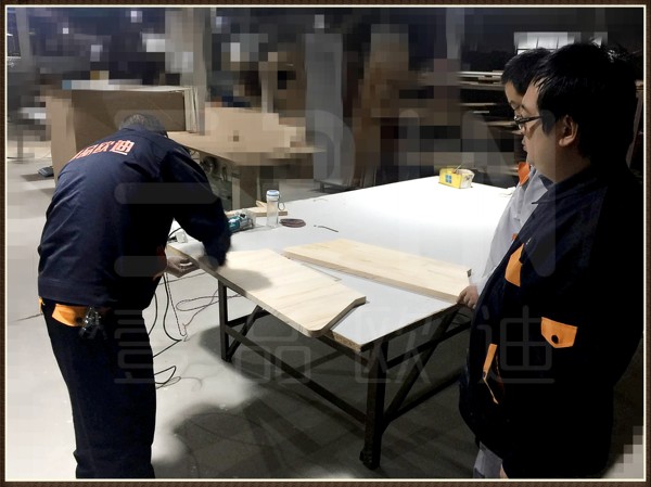 香蕉成人在线网站欧迪工厂同事一起研究实木工艺